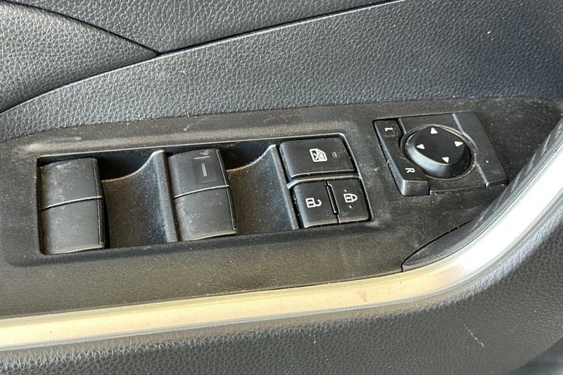 Toyota RAV4 Vehicle Full-screen Gallery Image 12