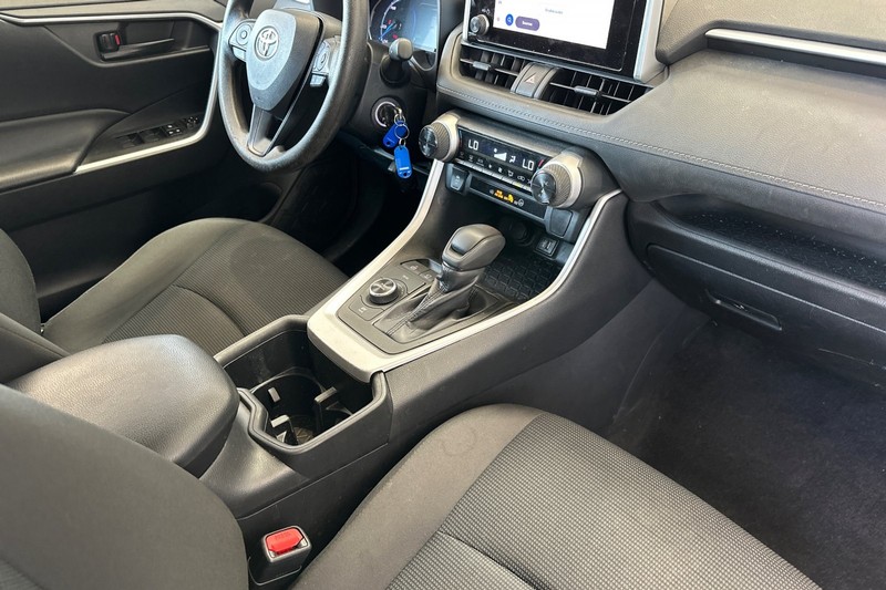 Toyota RAV4 Vehicle Full-screen Gallery Image 19