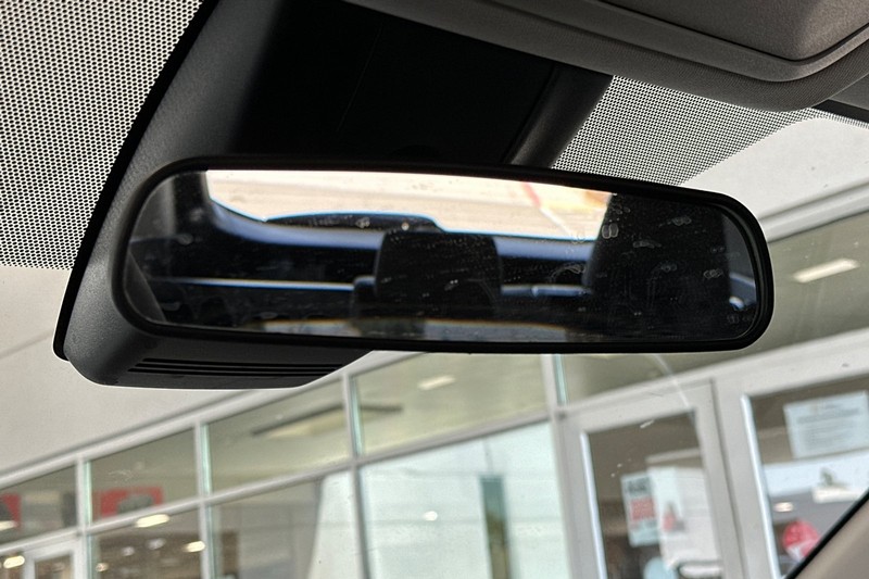 Toyota RAV4 Vehicle Full-screen Gallery Image 24