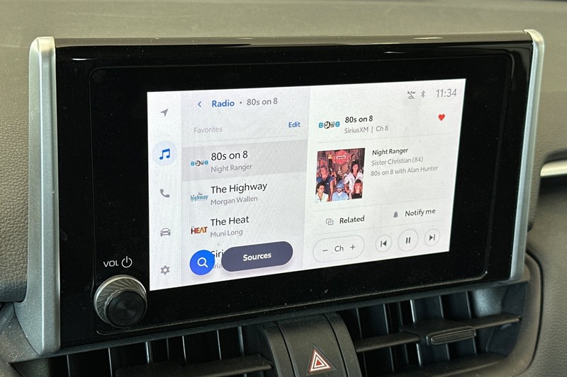 Toyota RAV4 Vehicle Full-screen Gallery Image 25