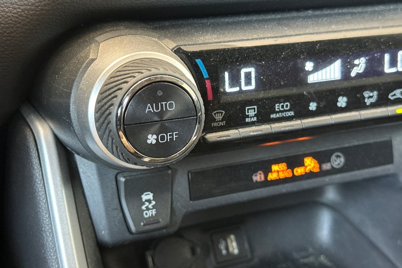 Toyota RAV4 Vehicle Full-screen Gallery Image 28