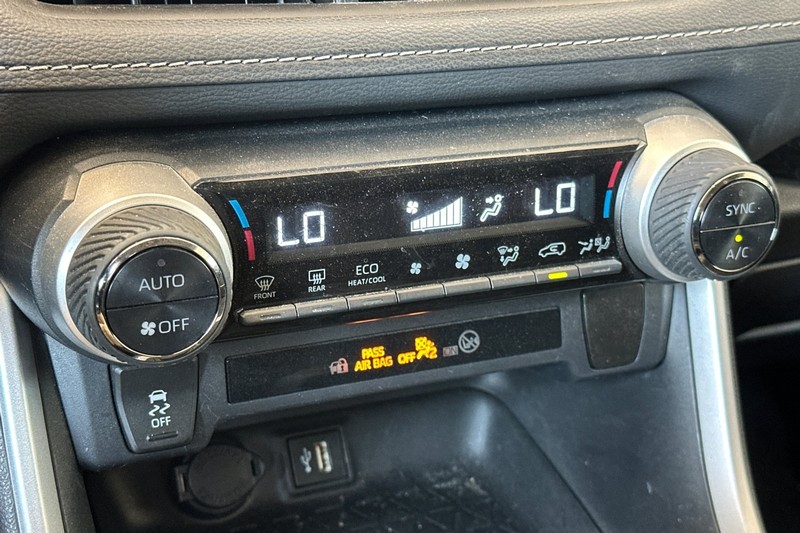 Toyota RAV4 Vehicle Full-screen Gallery Image 30