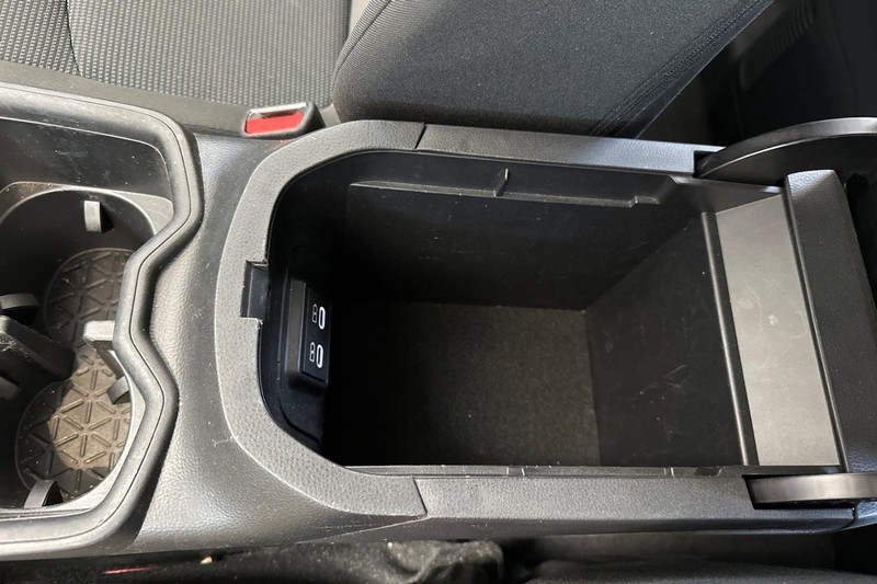 Toyota RAV4 Vehicle Full-screen Gallery Image 32