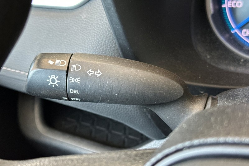 Toyota RAV4 Vehicle Full-screen Gallery Image 36