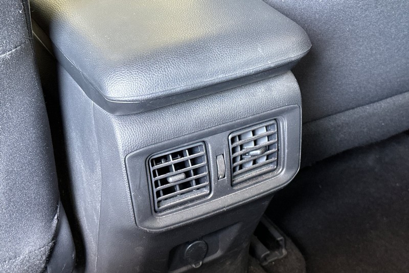 Toyota RAV4 Vehicle Full-screen Gallery Image 42