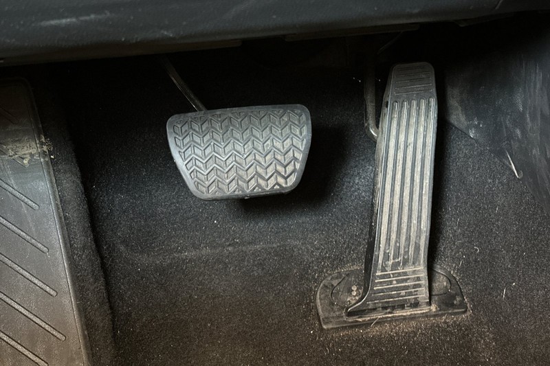 Toyota RAV4 Vehicle Full-screen Gallery Image 43