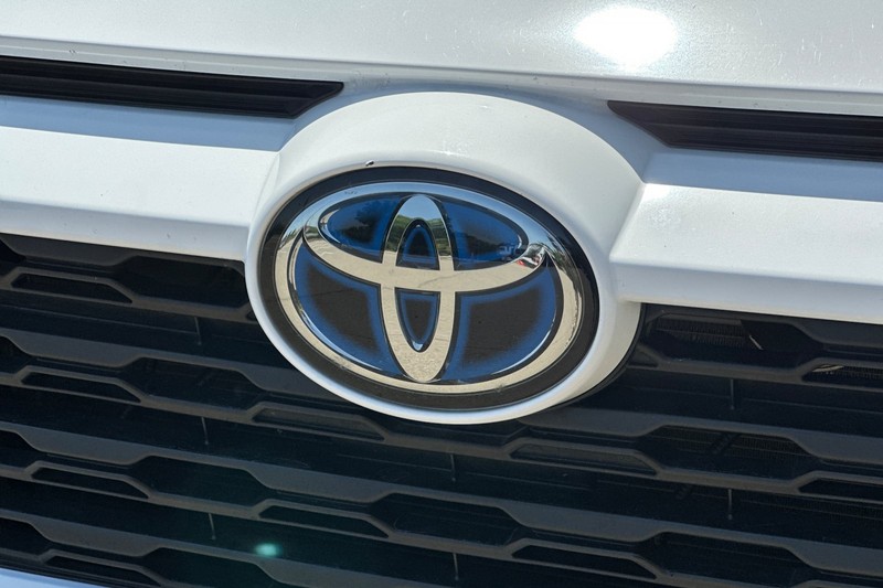 Toyota RAV4 Vehicle Full-screen Gallery Image 46