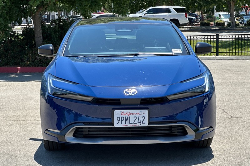 Toyota Prius Vehicle Full-screen Gallery Image 09
