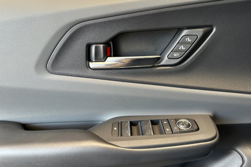 Toyota Prius Vehicle Full-screen Gallery Image 11