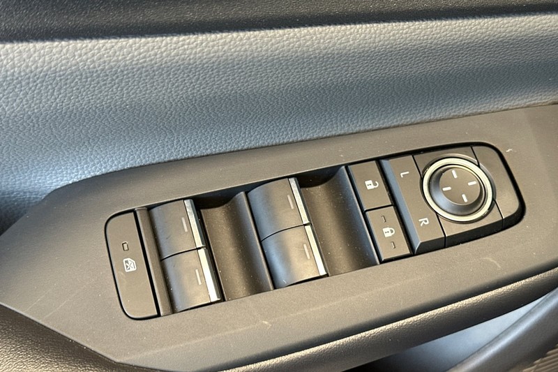 Toyota Prius Vehicle Full-screen Gallery Image 12