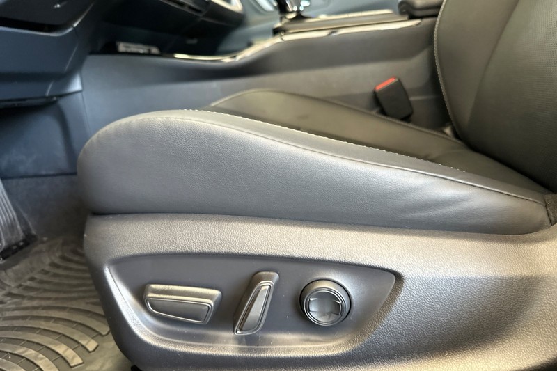 Toyota Prius Vehicle Full-screen Gallery Image 13
