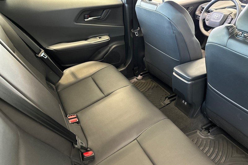 Toyota Prius Vehicle Full-screen Gallery Image 17