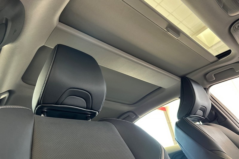 Toyota Prius Vehicle Full-screen Gallery Image 19