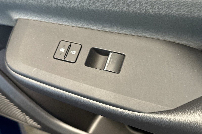 Toyota Prius Vehicle Full-screen Gallery Image 21
