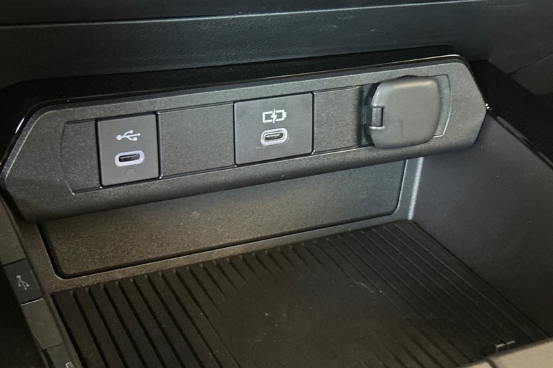 Toyota Prius Vehicle Full-screen Gallery Image 28