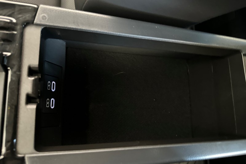Toyota Prius Vehicle Full-screen Gallery Image 29