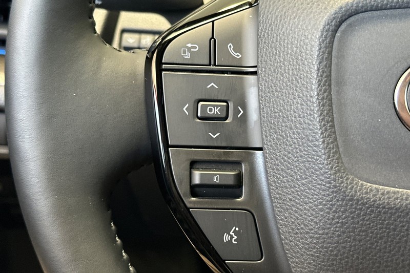 Toyota Prius Vehicle Full-screen Gallery Image 33