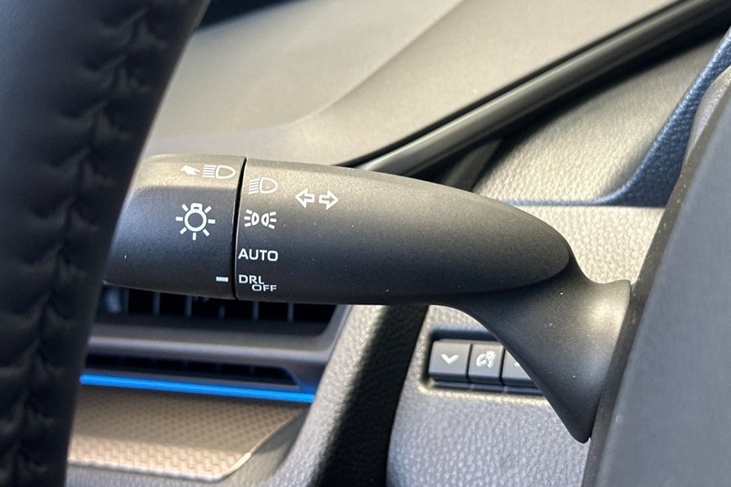 Toyota Prius Vehicle Full-screen Gallery Image 34