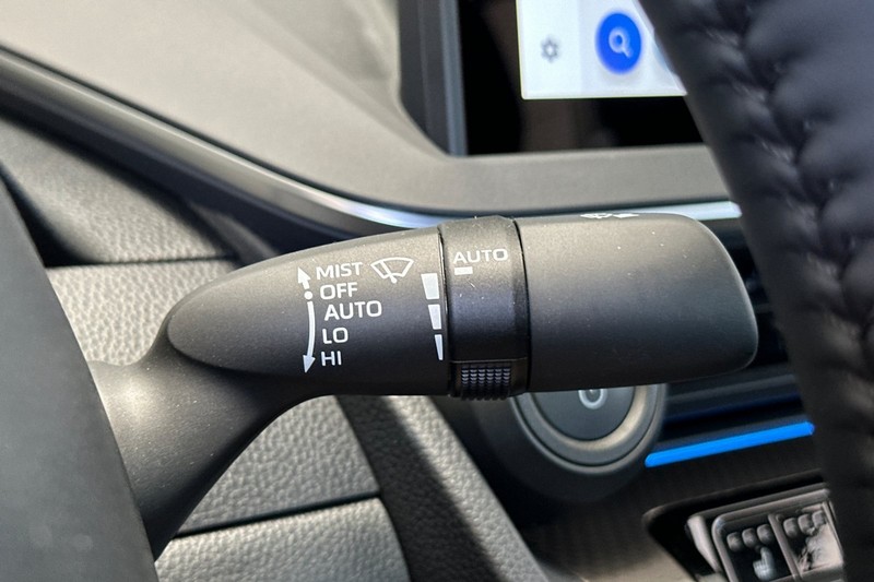 Toyota Prius Vehicle Full-screen Gallery Image 36