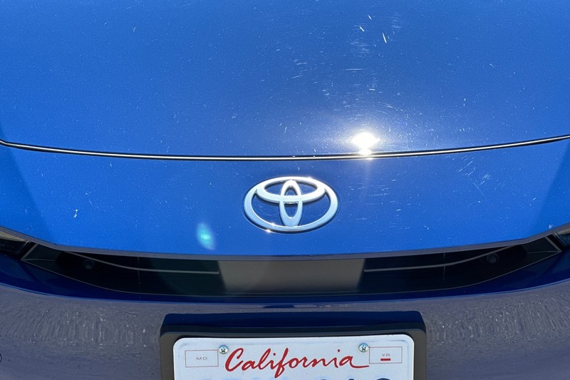 Toyota Prius Vehicle Full-screen Gallery Image 44