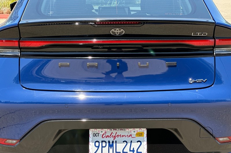 Toyota Prius Vehicle Full-screen Gallery Image 46