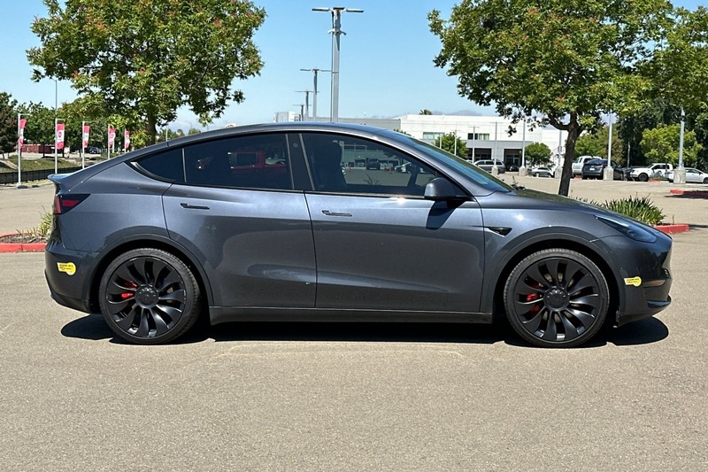 Tesla Model Y Vehicle Full-screen Gallery Image 03