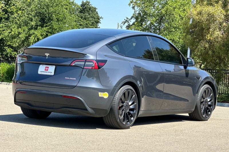 Tesla Model Y Vehicle Full-screen Gallery Image 04
