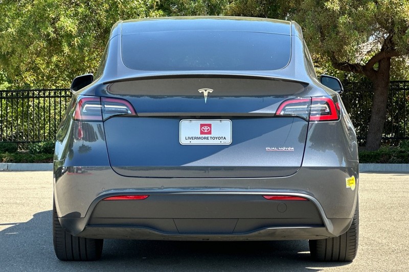 Tesla Model Y Vehicle Full-screen Gallery Image 05