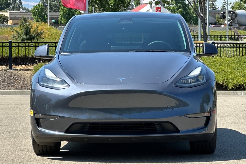 Tesla Model Y Vehicle Full-screen Gallery Image 09