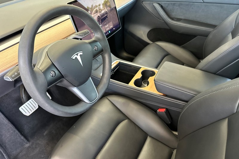 Tesla Model Y Vehicle Full-screen Gallery Image 10