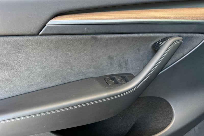 Tesla Model Y Vehicle Full-screen Gallery Image 11