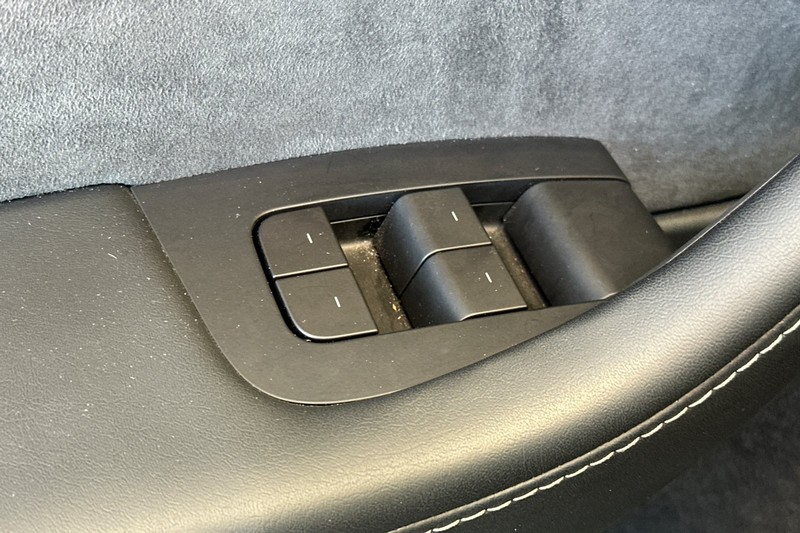 Tesla Model Y Vehicle Full-screen Gallery Image 12