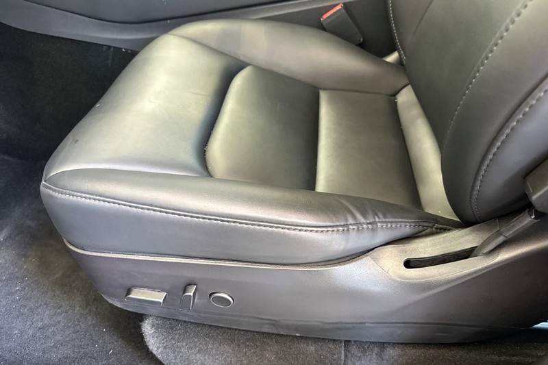 Tesla Model Y Vehicle Full-screen Gallery Image 13