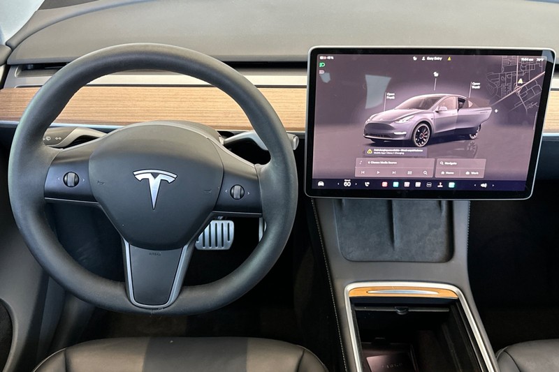 Tesla Model Y Vehicle Full-screen Gallery Image 16