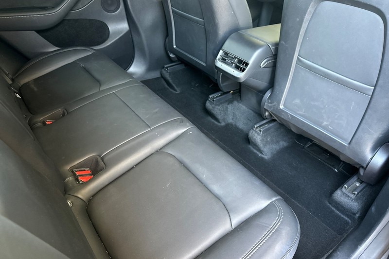 Tesla Model Y Vehicle Full-screen Gallery Image 18