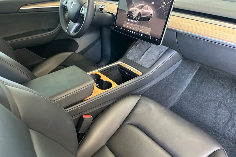 Tesla Model Y Vehicle Full-screen Gallery Image 19