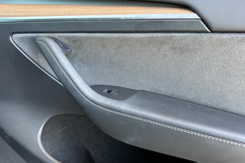 Tesla Model Y Vehicle Full-screen Gallery Image 21