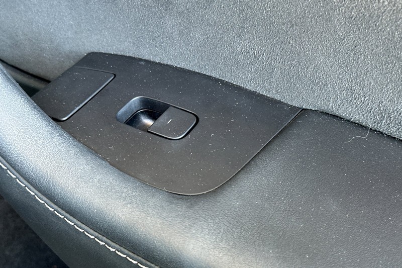 Tesla Model Y Vehicle Full-screen Gallery Image 22