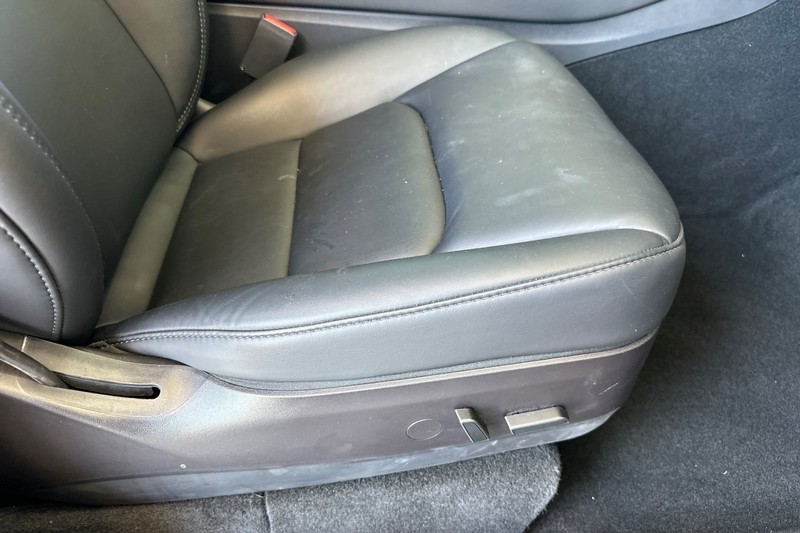 Tesla Model Y Vehicle Full-screen Gallery Image 23