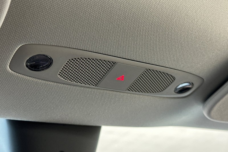 Tesla Model Y Vehicle Full-screen Gallery Image 24