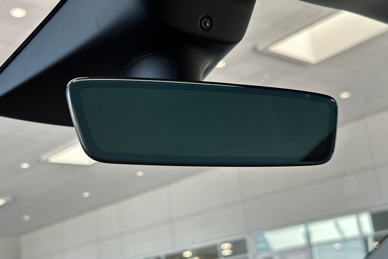 Tesla Model Y Vehicle Full-screen Gallery Image 25