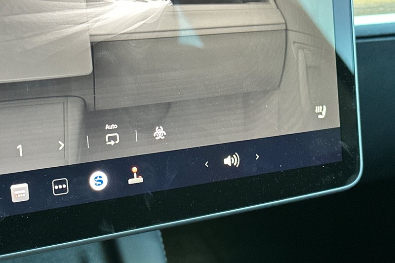 Tesla Model Y Vehicle Full-screen Gallery Image 30