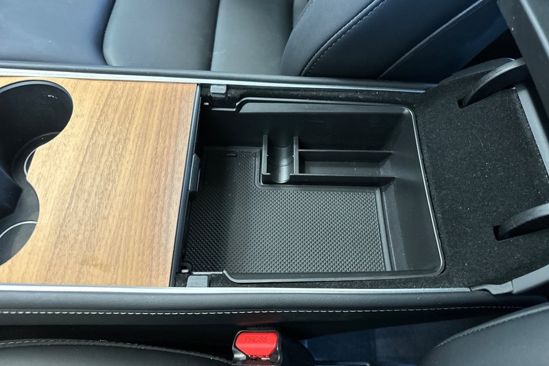 Tesla Model Y Vehicle Full-screen Gallery Image 32