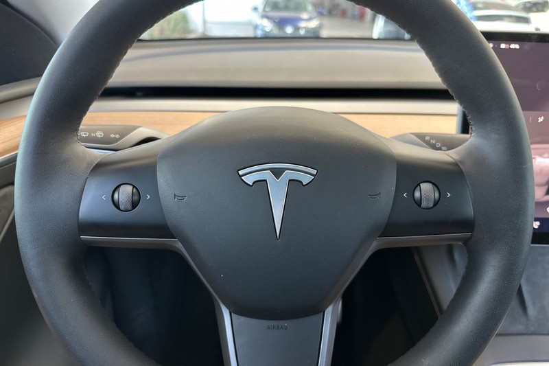 Tesla Model Y Vehicle Full-screen Gallery Image 34