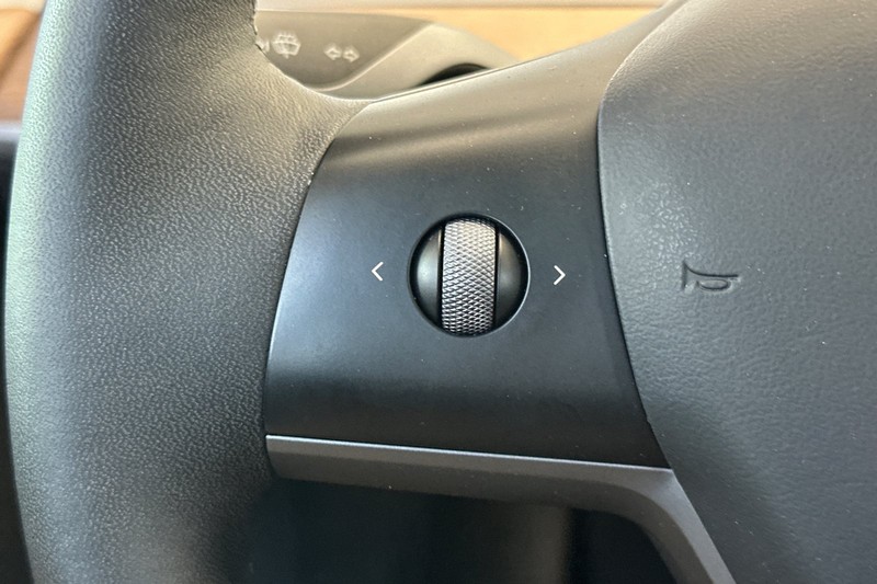 Tesla Model Y Vehicle Full-screen Gallery Image 35
