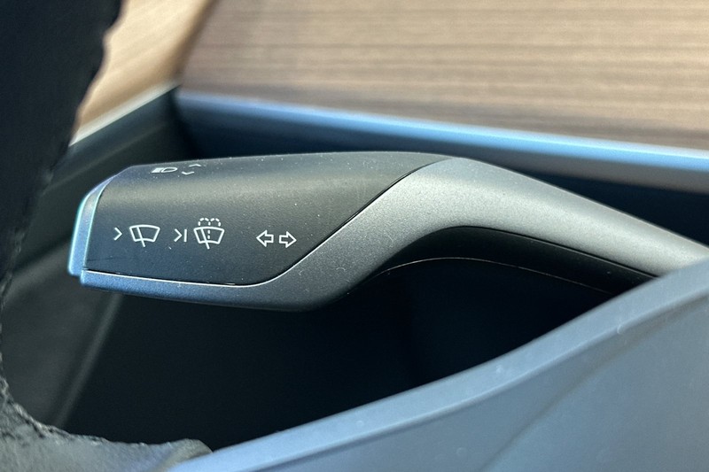 Tesla Model Y Vehicle Full-screen Gallery Image 36