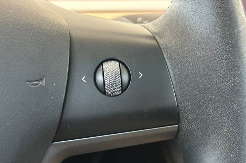 Tesla Model Y Vehicle Full-screen Gallery Image 37