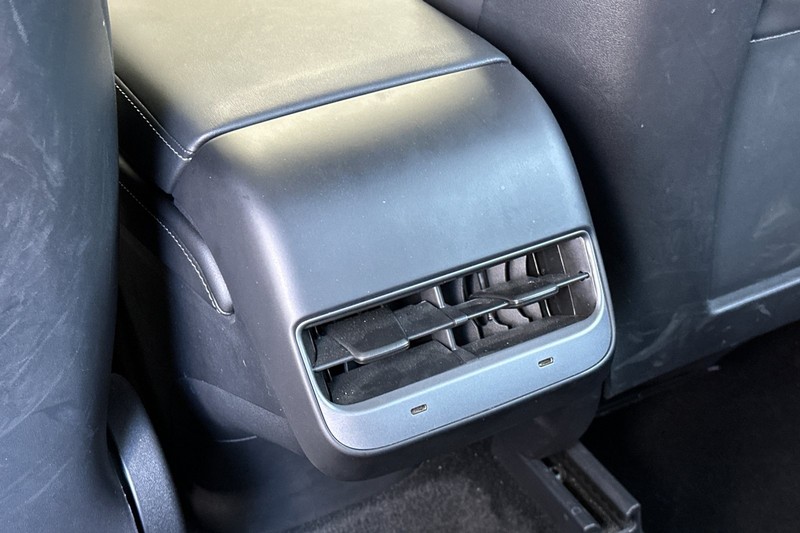 Tesla Model Y Vehicle Full-screen Gallery Image 41