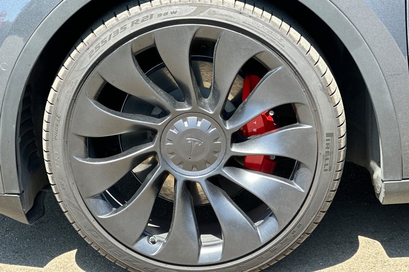 Tesla Model Y Vehicle Full-screen Gallery Image 44