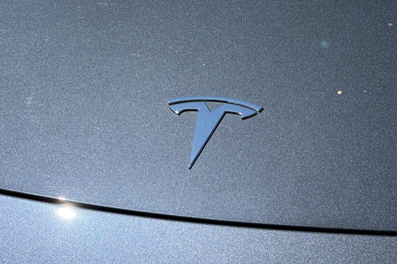 Tesla Model Y Vehicle Full-screen Gallery Image 46